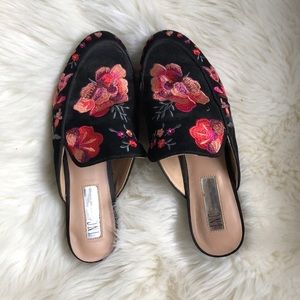 Flowered embroidered mule slides